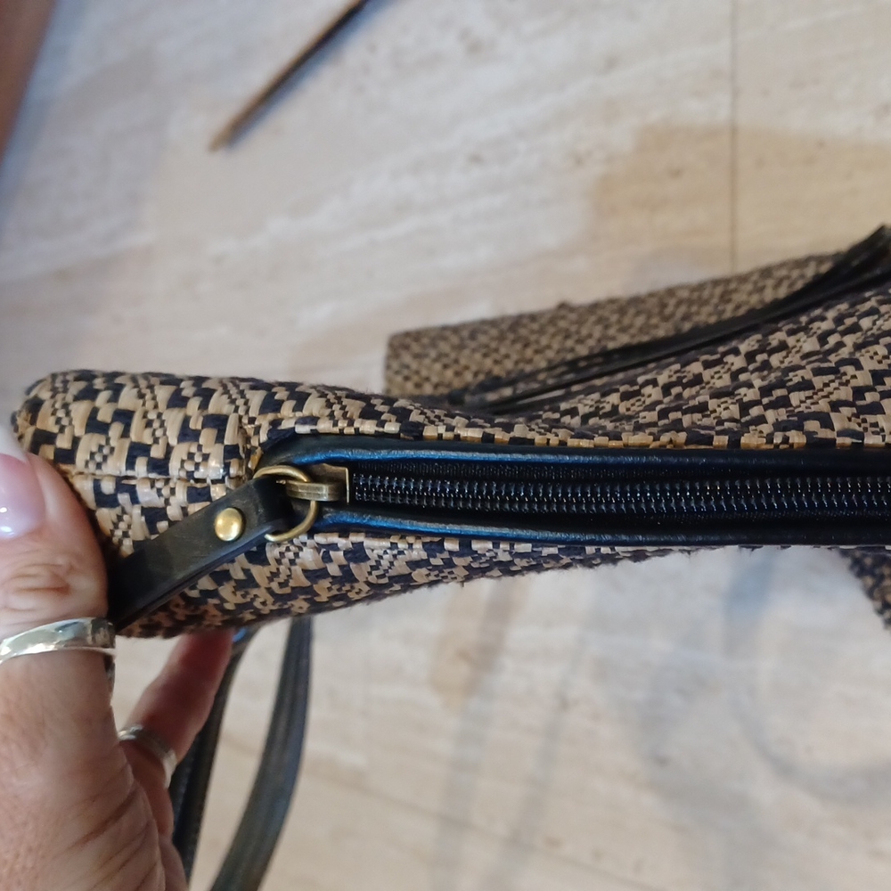 Stunning Tignanello Shoulder Bag - Picture 6 of 14